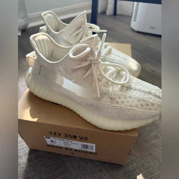 Yeezy boost 350 V2 in color bone - Picture 3 of 5